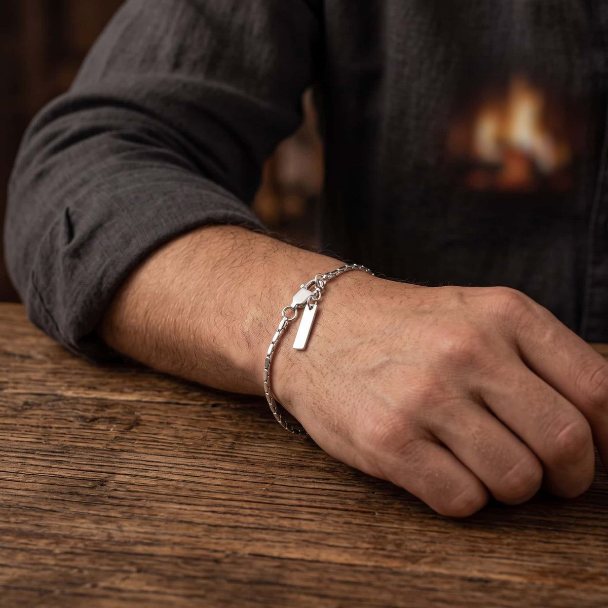 Bracelet Chaîne Fine à Fermoir Barre : Acier Argenté, porté au poignet