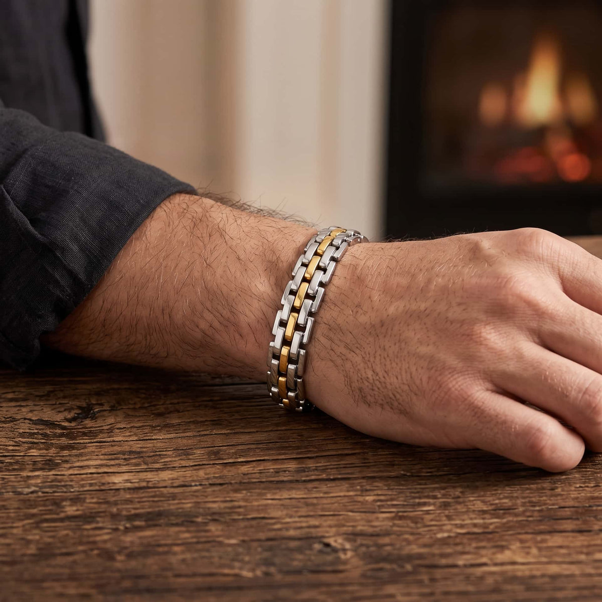 Bracelet Maille de Montre Bicolore : Acier et Or, porté au poignet