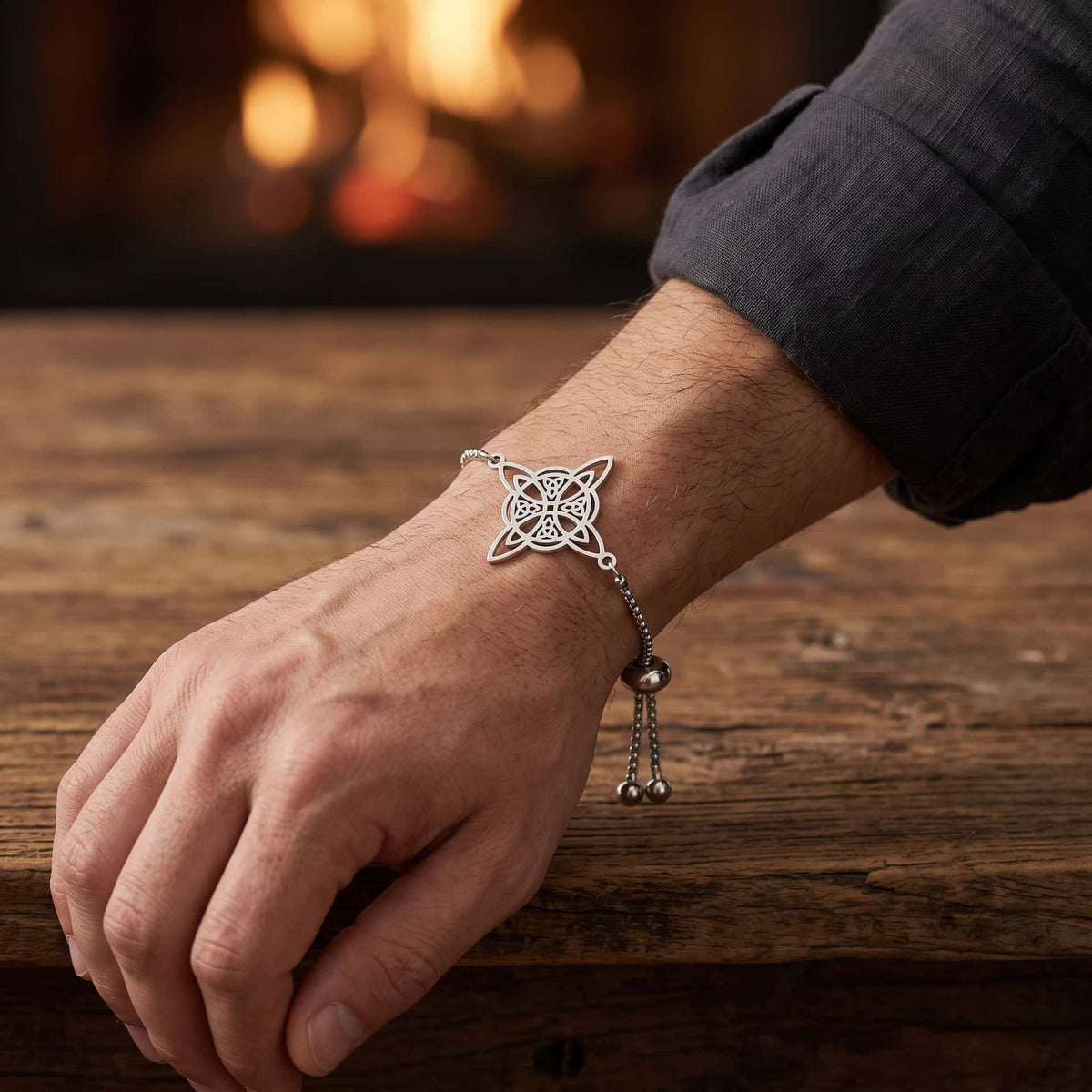 Bracelet Nœud de Sorcière : Chaîne Coulissante Réglable, porté au poignet
