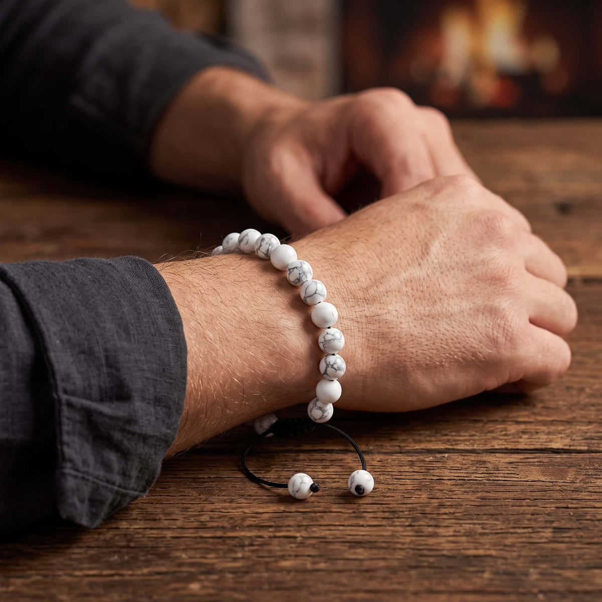 Bracelet de Perles en Howlite Blanche : Cordon Coulissant, porté au poignet