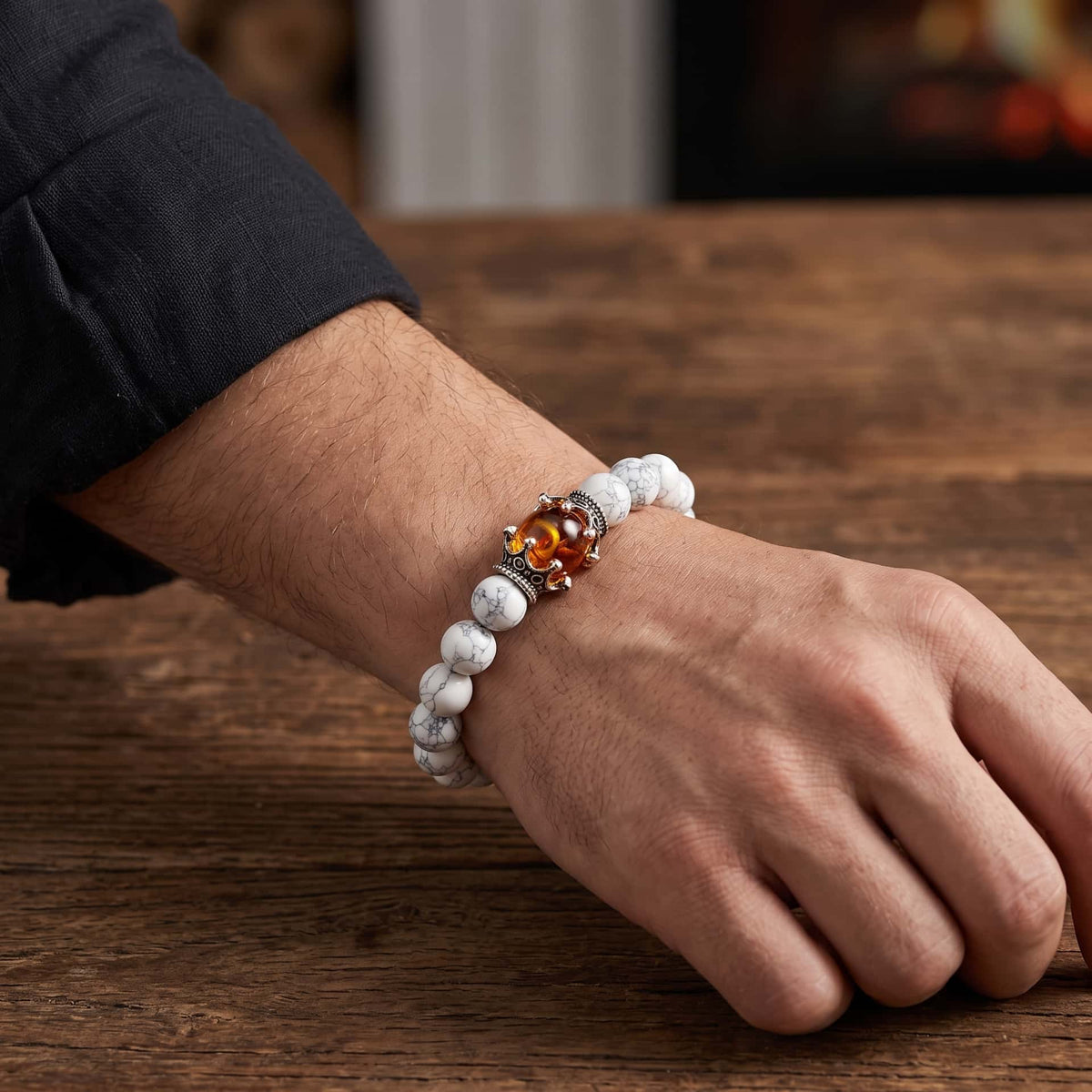 Bracelet de Perles en Howlite Blanche et Perle de Feu, porté au poignet