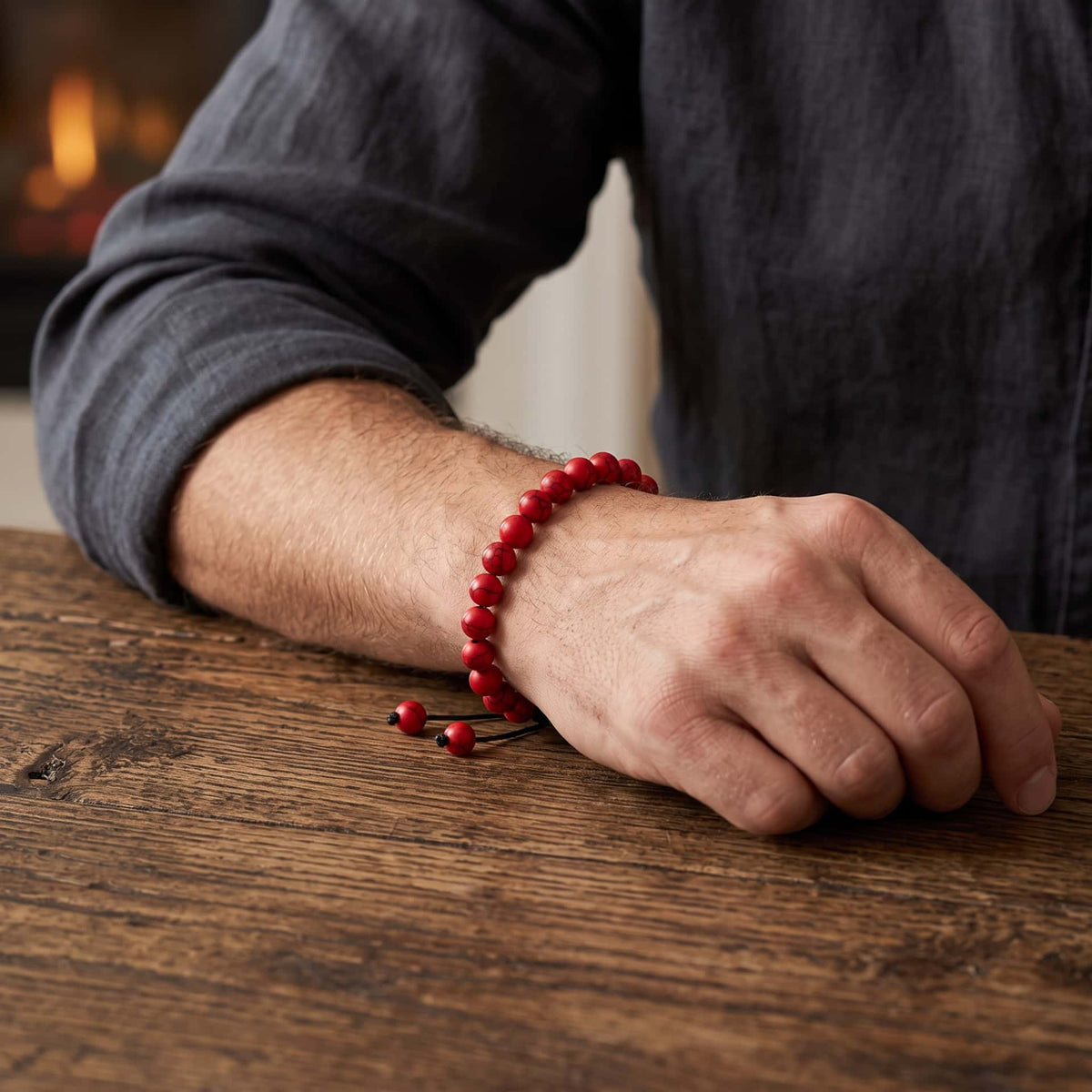 Bracelet de Perles en Howlite Rouge : Cordon Coulissant, porté au poignet
