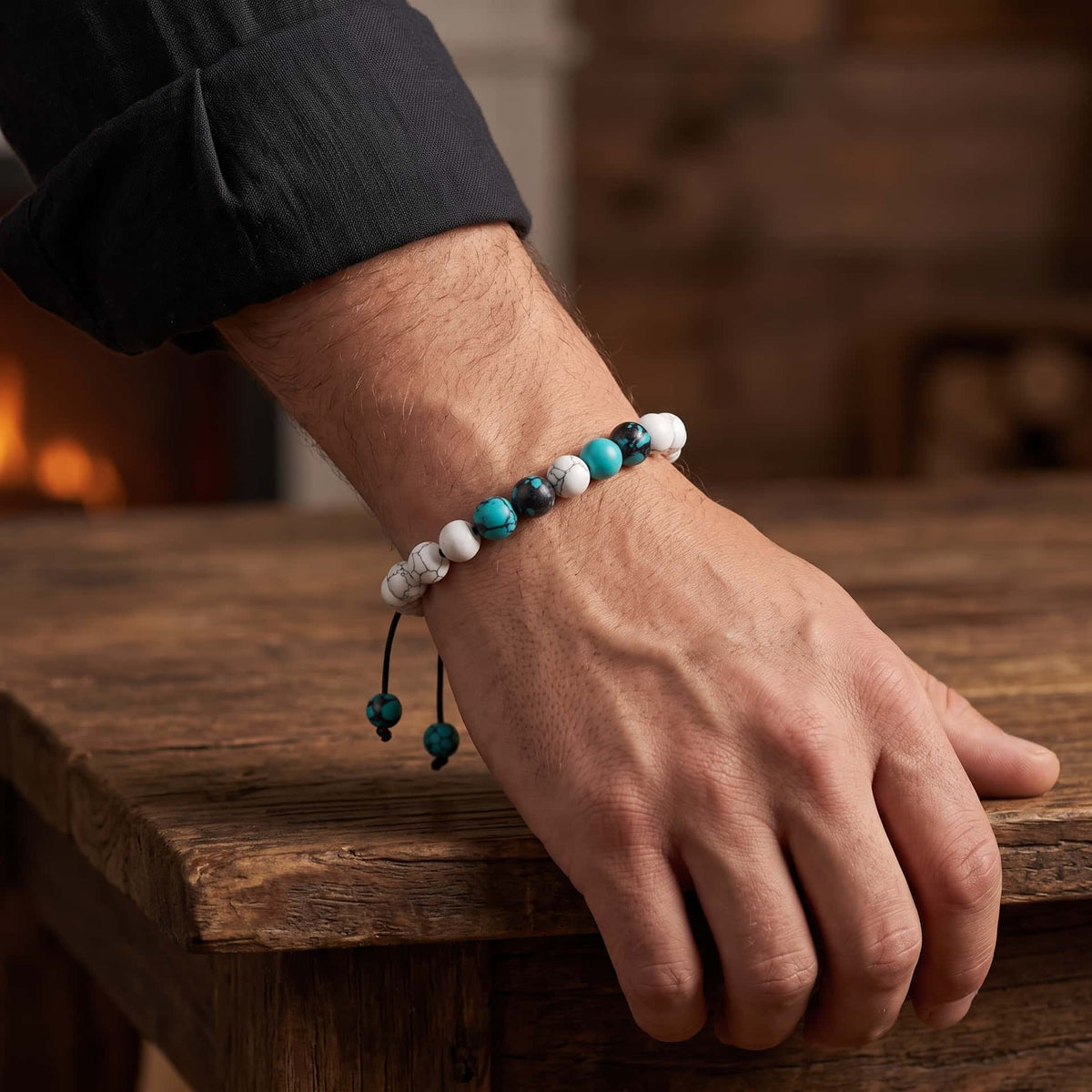Bracelet de Perles en Turquoise et Howlite Blanche, porté au poignet