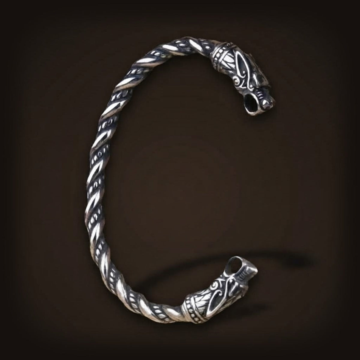 Bracelet torque viking en acier vieilli torsadé, deux têtes de dragon à collerette d’entrelacs