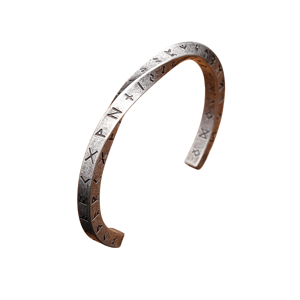 Bracelet viking de type jonc en acier inoxydable vieilli avec les 24 runes du Vieux Futhark gravées sur toute la surface.
