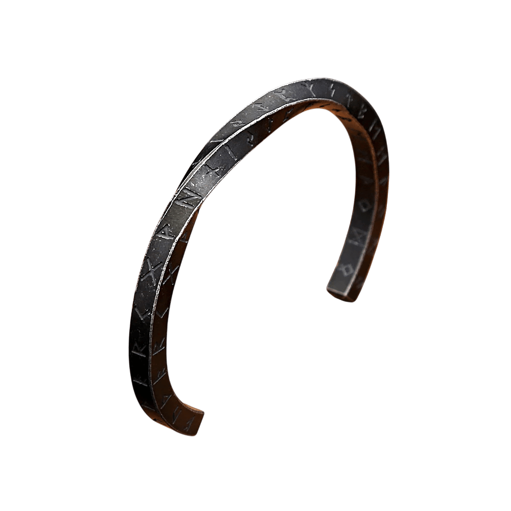 Bracelet viking de type jonc rigide en acier inoxydable finition noire mate avec les 24 runes du Vieux Futhark gravées profondément sur la surface.