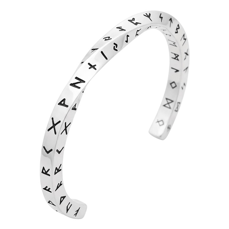 Bracelet viking de type jonc en acier inoxydable poli brillant avec les 24 runes du Vieux Futhark gravées en noir sur la surface.