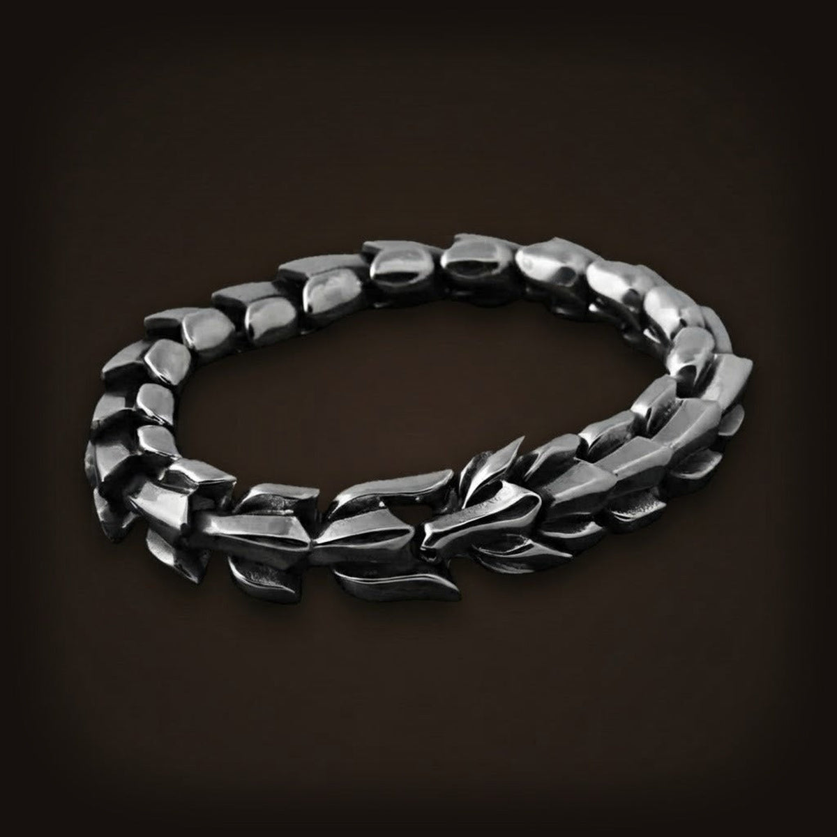Bracelet viking Ouroboros en acier poli, écailles de dragon articulées, la gueule mordant la queue