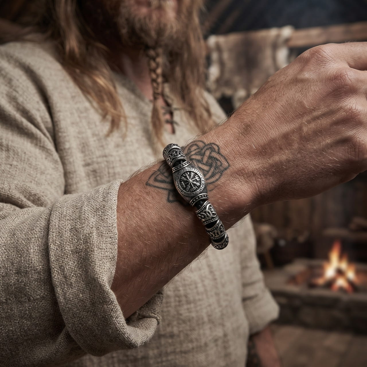 Bracelet viking en perles avec médaillon rond à nœud entrelacé, porté à l'avant-bras