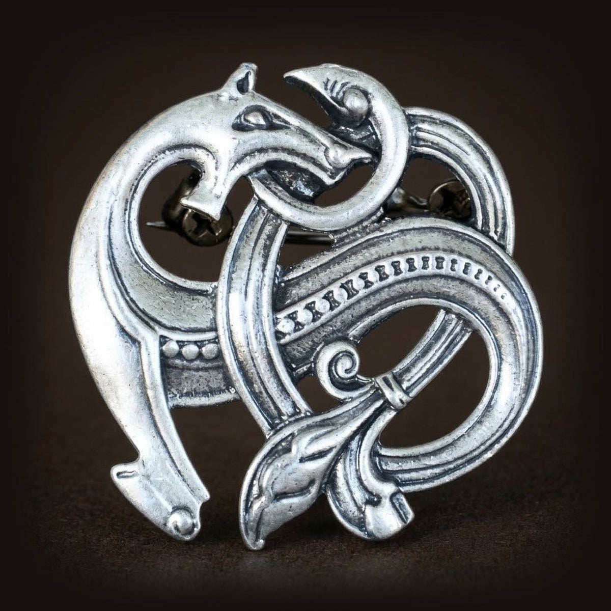 Broche viking ajourée, bête-ruban de style Urnes, alliage argent vieilli