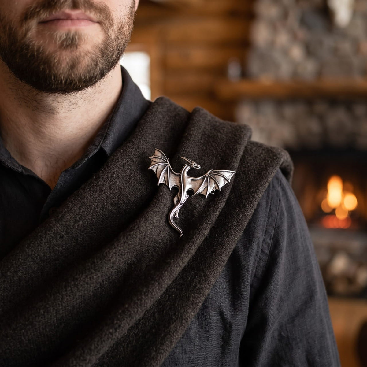 Homme portant une broche viking dragon en vol argentée sur une veste de laine brune