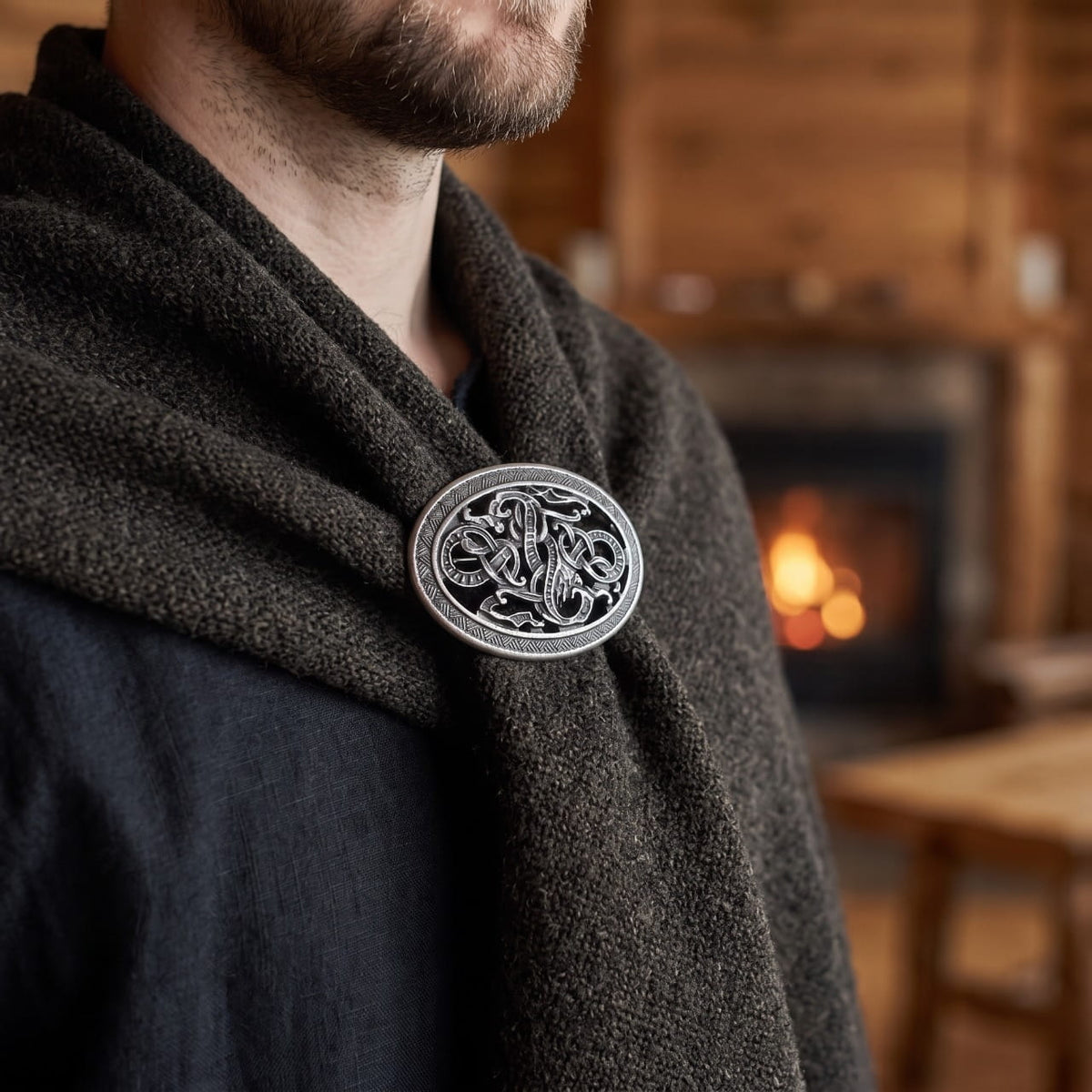 Broche Viking Ovale aux Bêtes Entrelacées, porté
