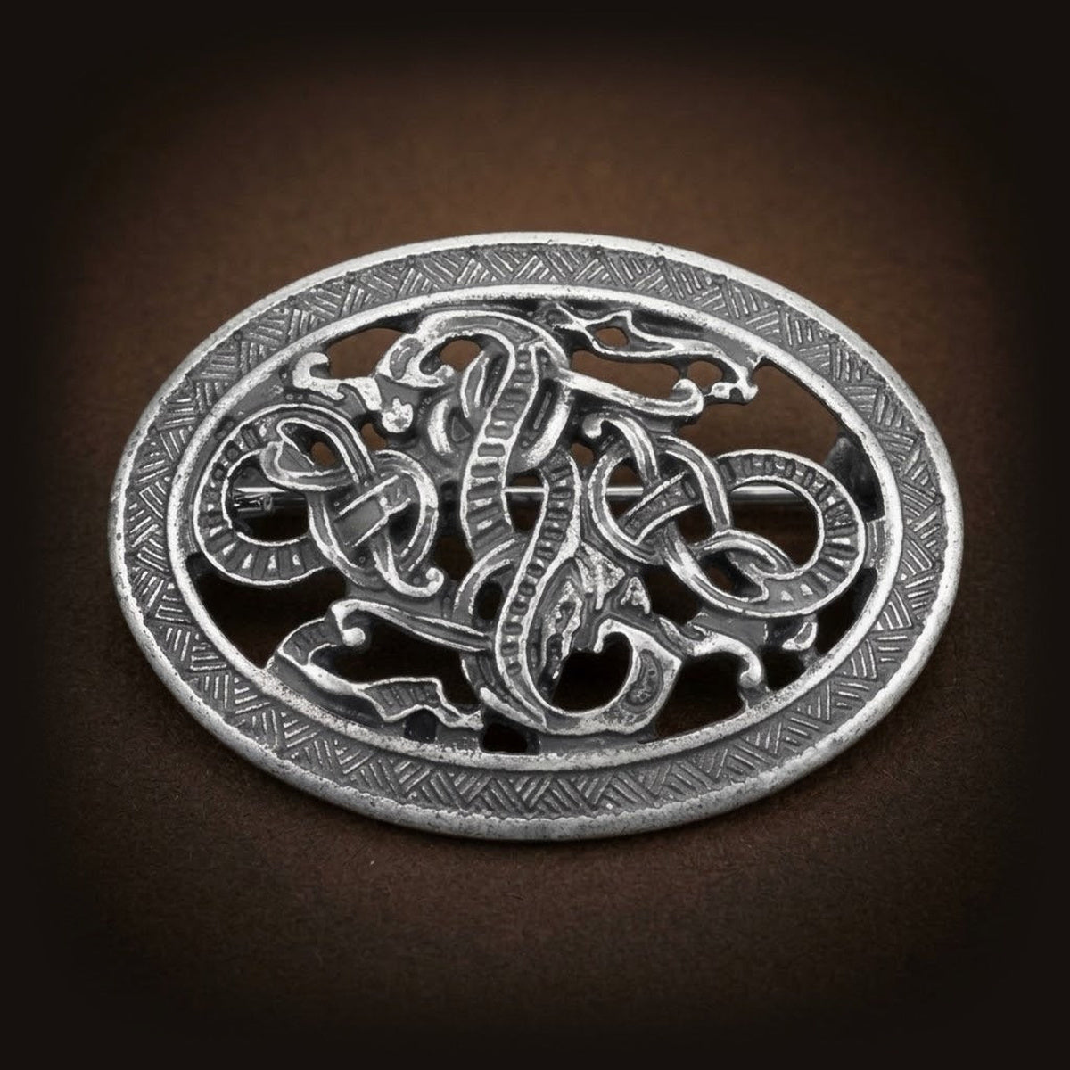 Broche Viking Ovale aux Bêtes Entrelacées