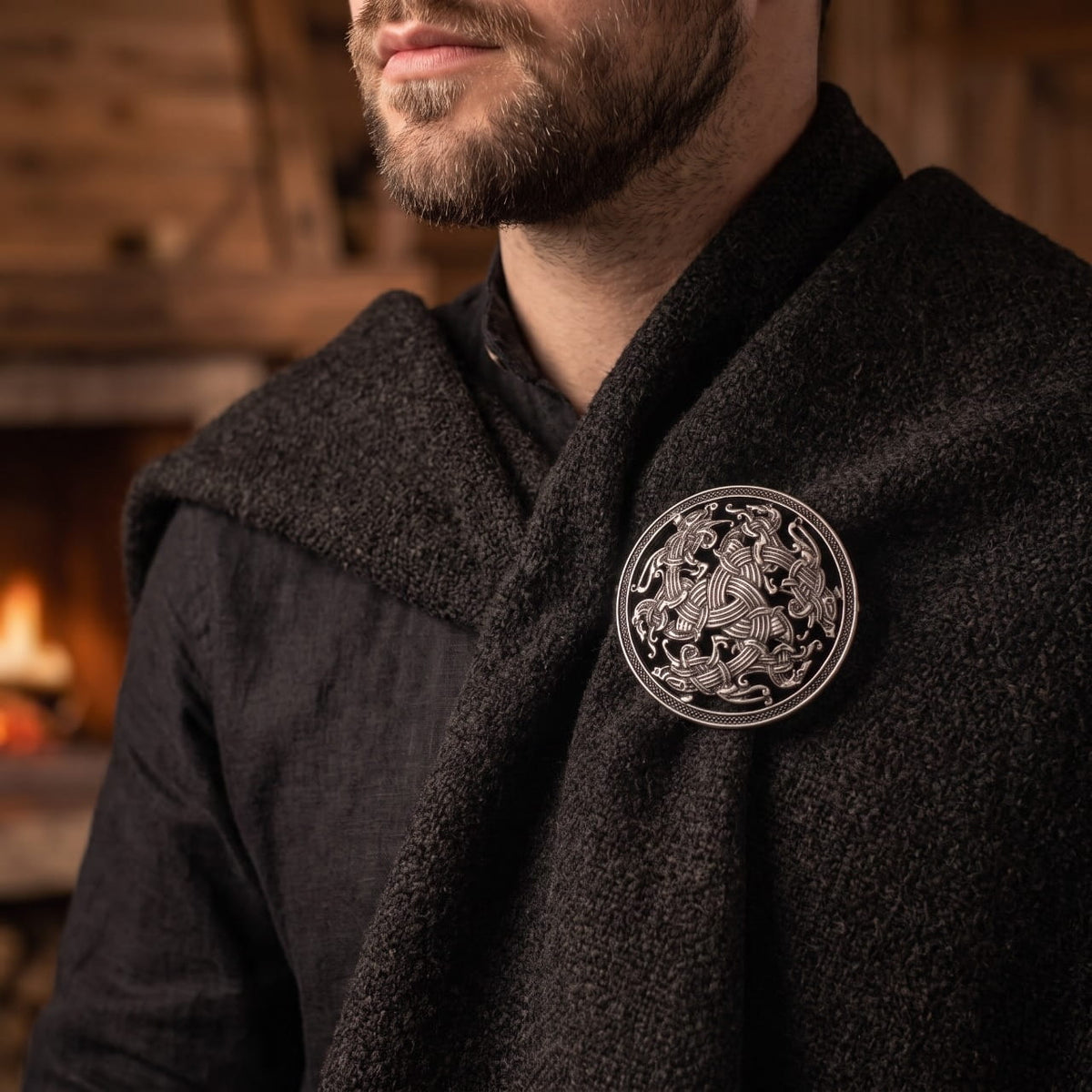 Broche Viking Ronde aux Animaux Entrelacés, porté