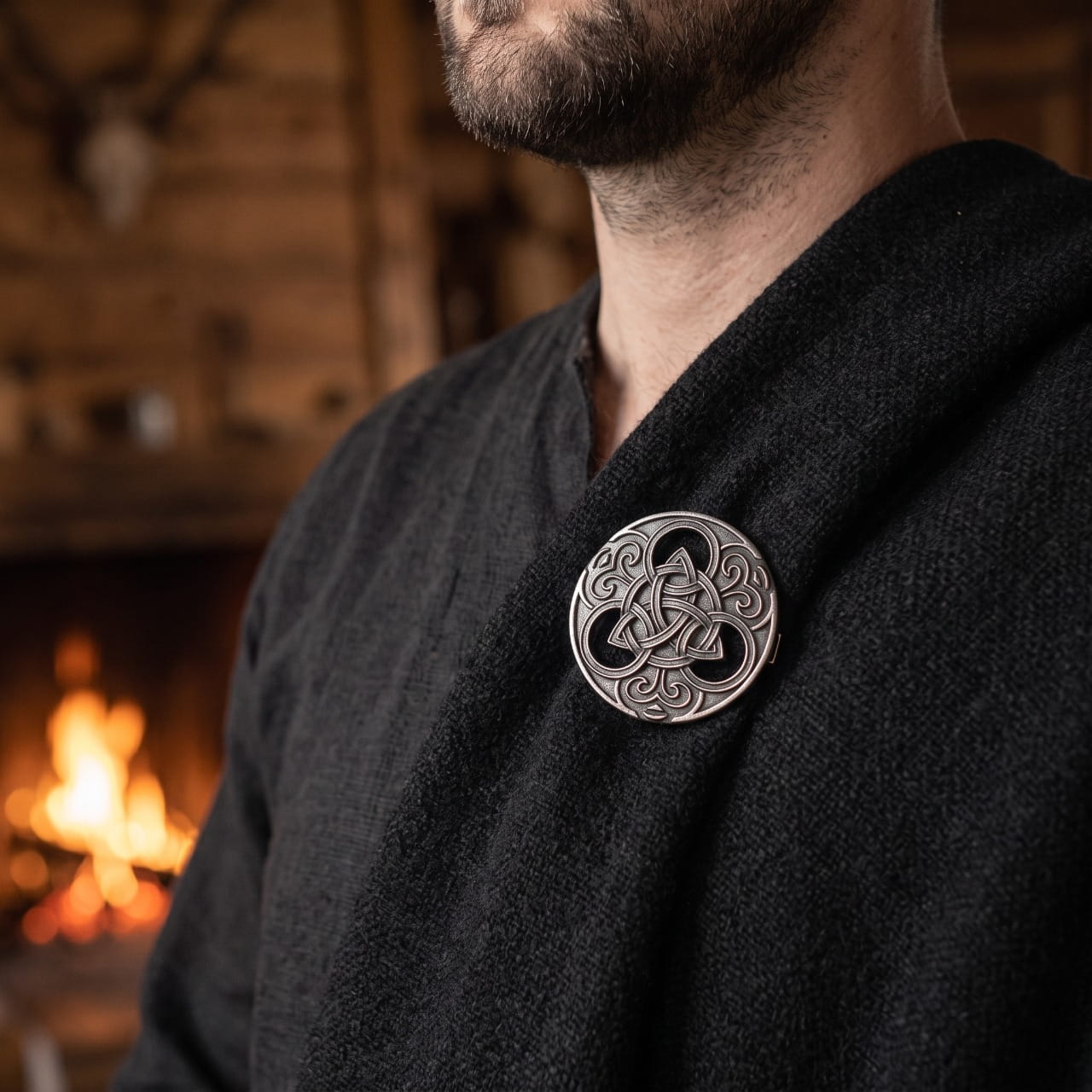 Broche Viking Triquetra Noircie, porté