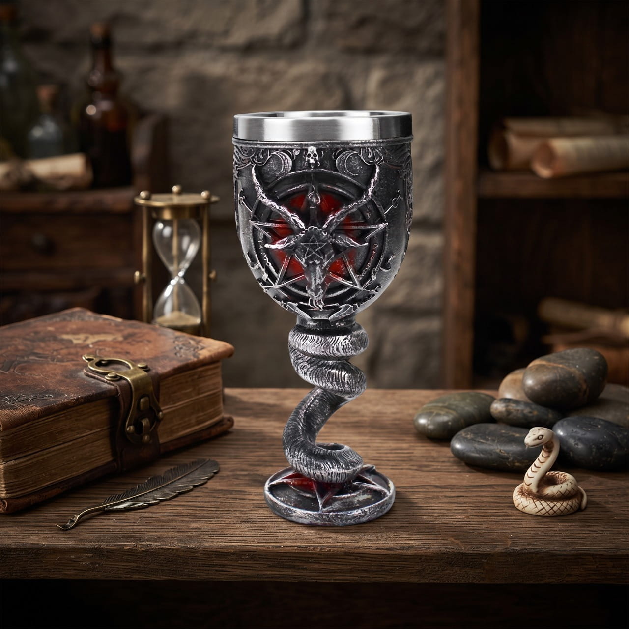Calice Baphomet au pentagramme rouge posé dans une ambiance de rituel éclairée à la bougie