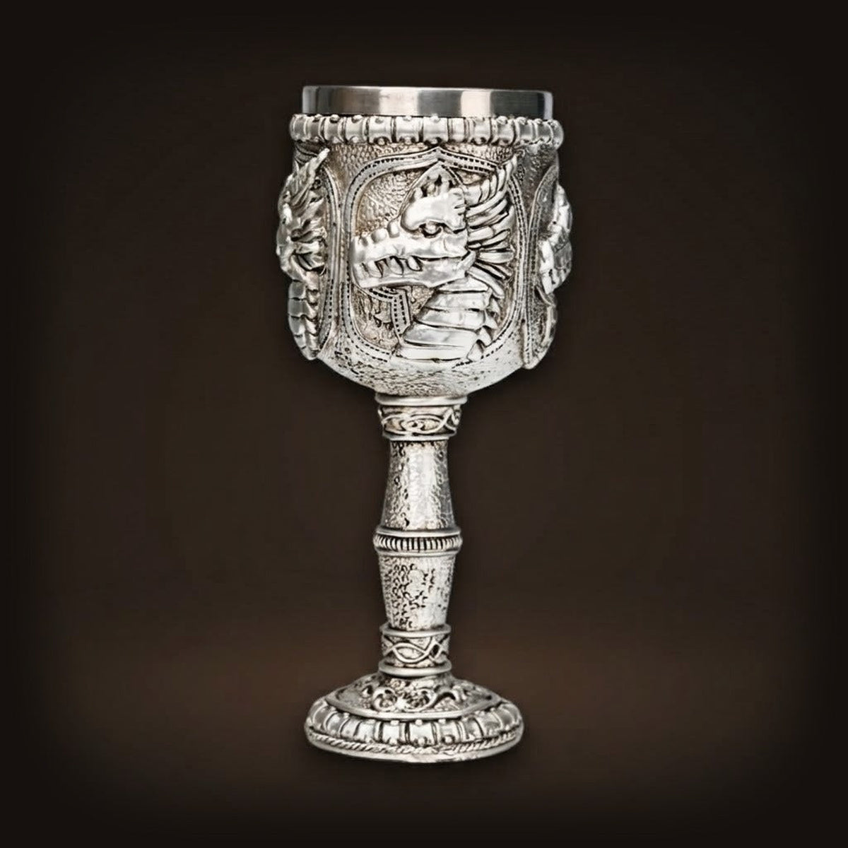 Calice dragon d'argent en résine sculptée, médaillons en arcade et fût balustre, godet acier