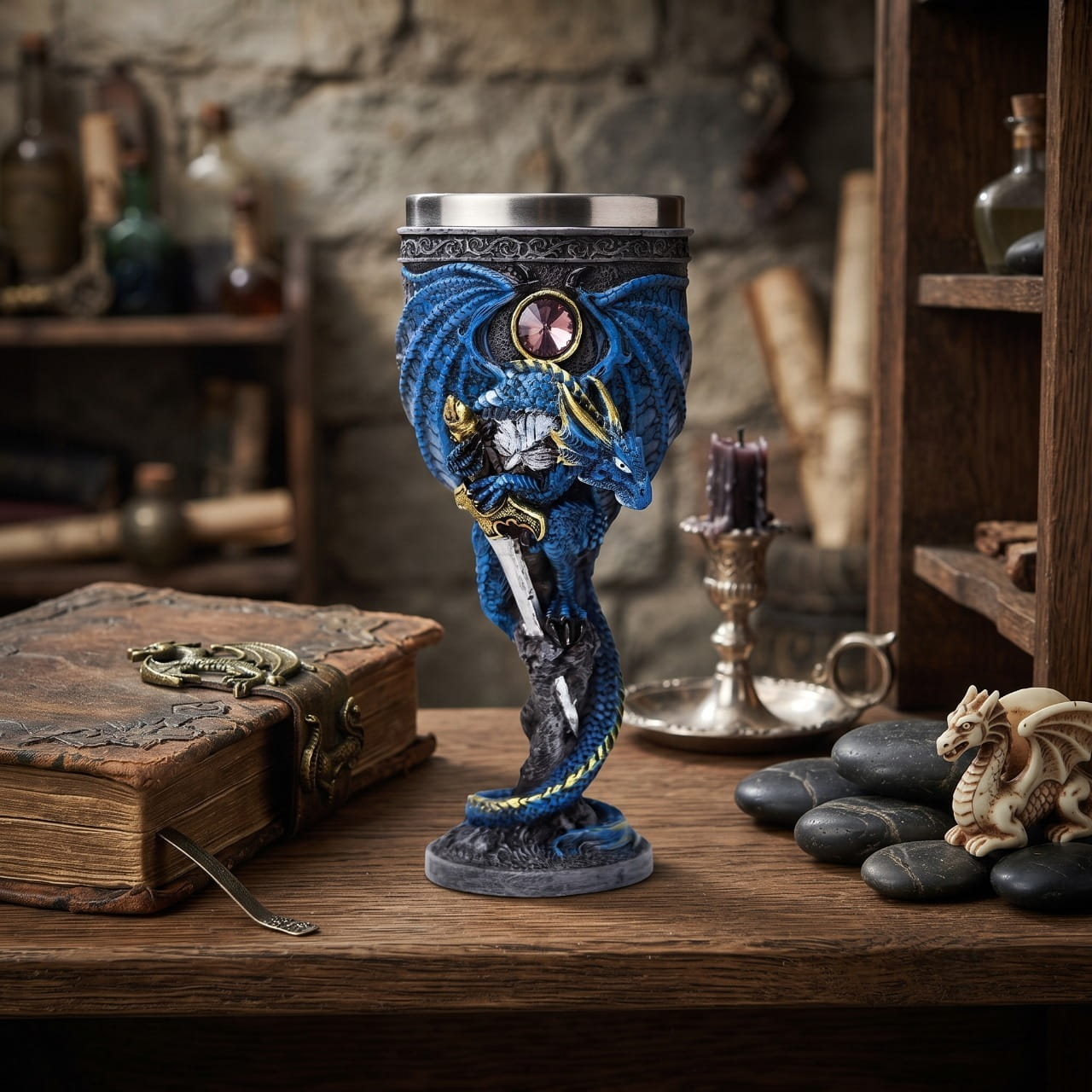 Calice dragon bleu à l'épée présenté sur un bois sombre en lumière tamisée