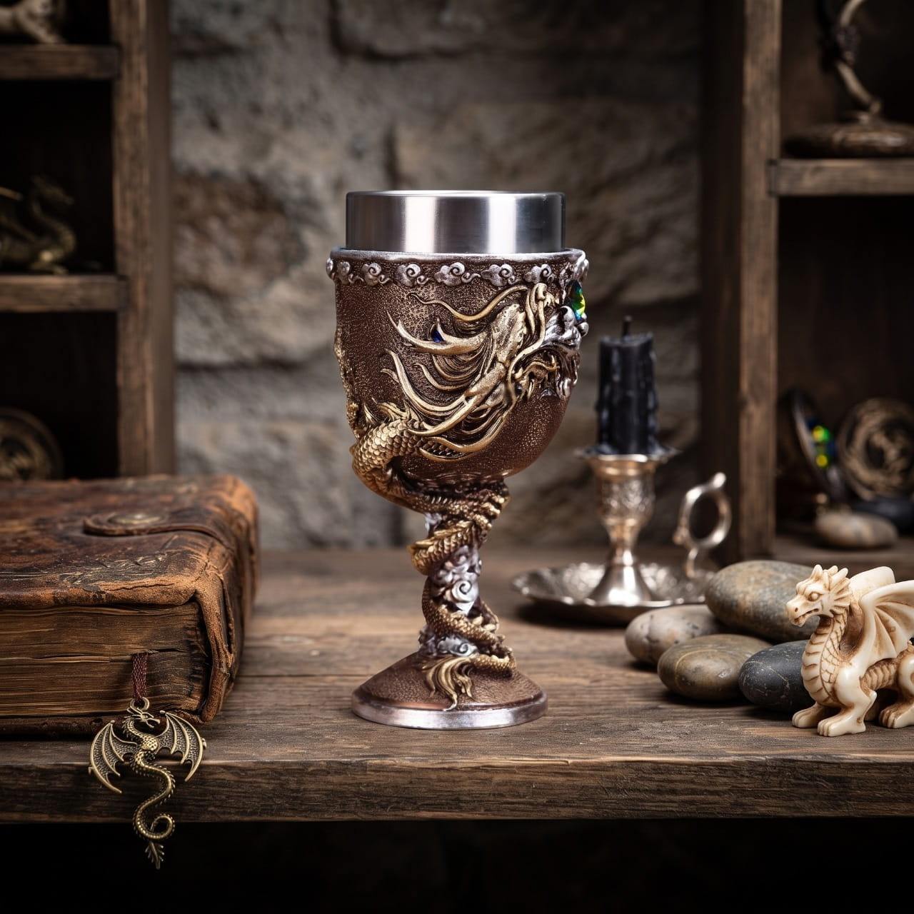 Calice dragon bronze posé sur une table de bois dans une lumière chaude