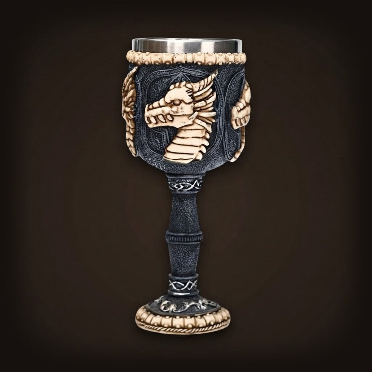 Calice à tête de dragon couleur os sur coupe noire mate, résine sculptée et godet acier