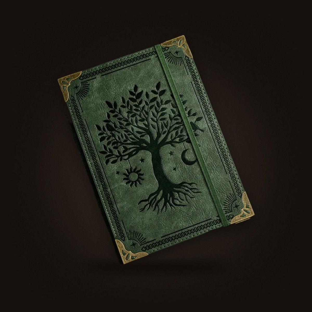 Carnet viking vert en simili cuir gaufré d’un arbre de vie entre soleil et lune, coins de métal et élastique