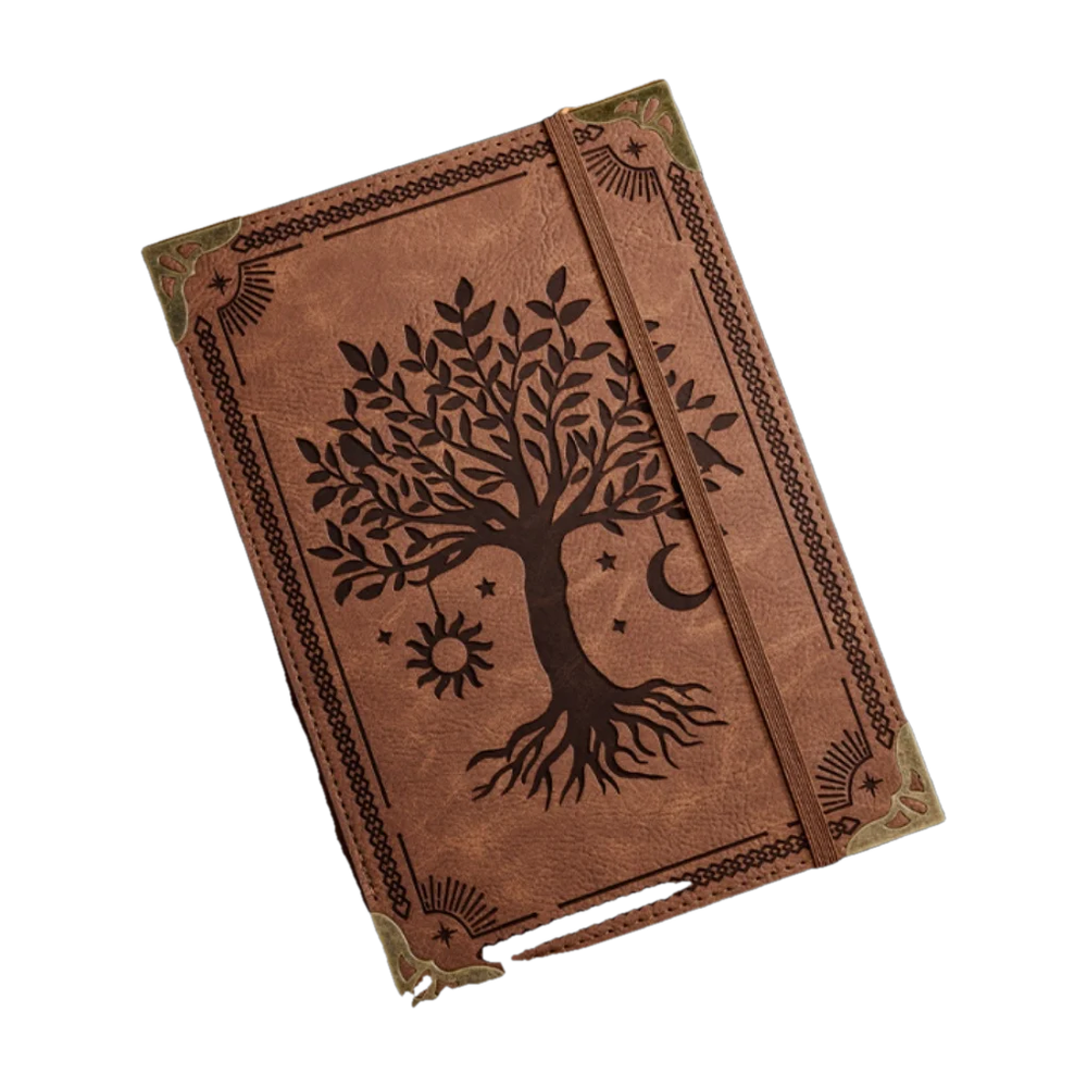 Carnet viking marron en simili cuir gaufré d’un arbre de vie entre soleil et lune, coins de métal et élastique