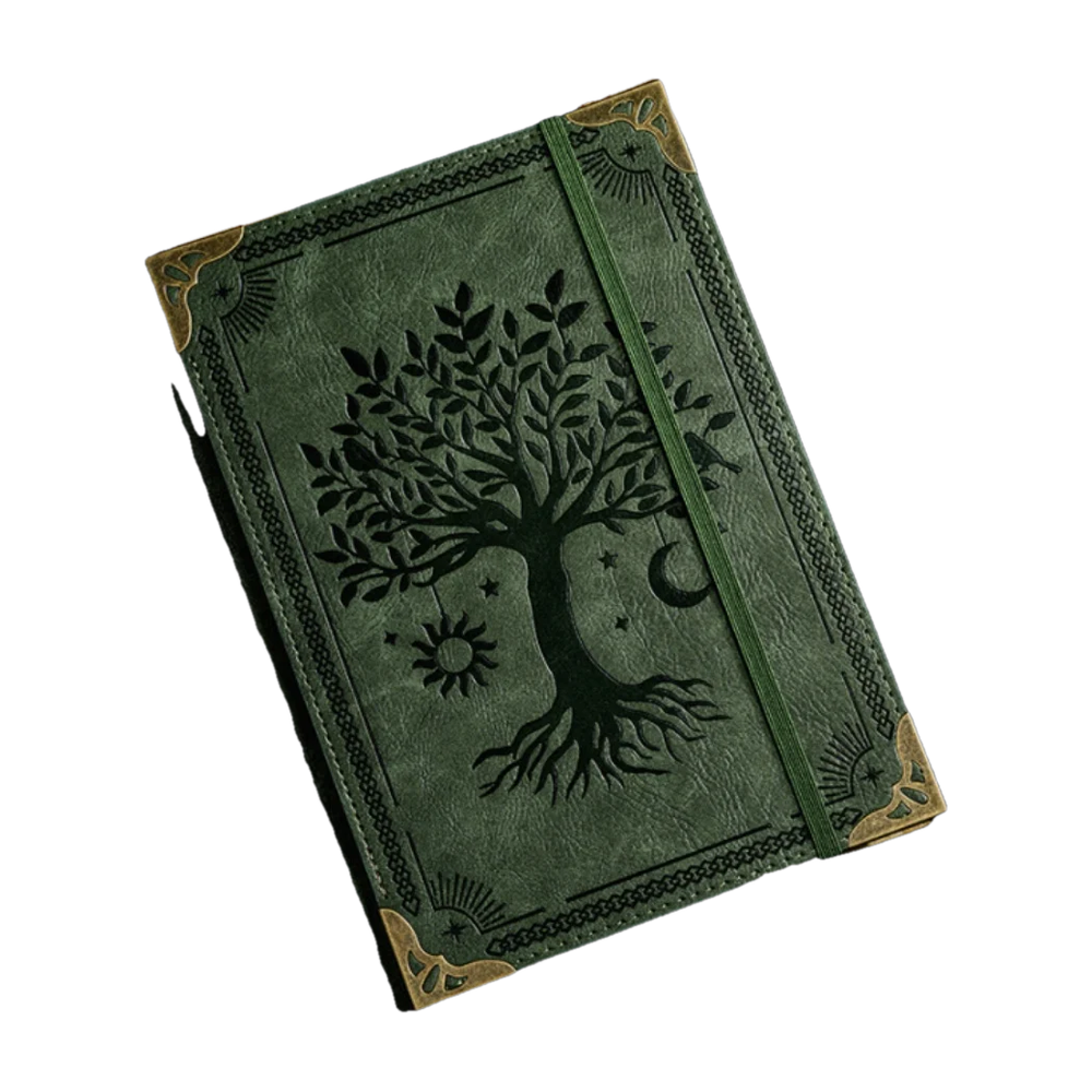 Carnet viking vert en simili cuir gaufré d’un arbre de vie entre soleil et lune, coins de métal et élastique