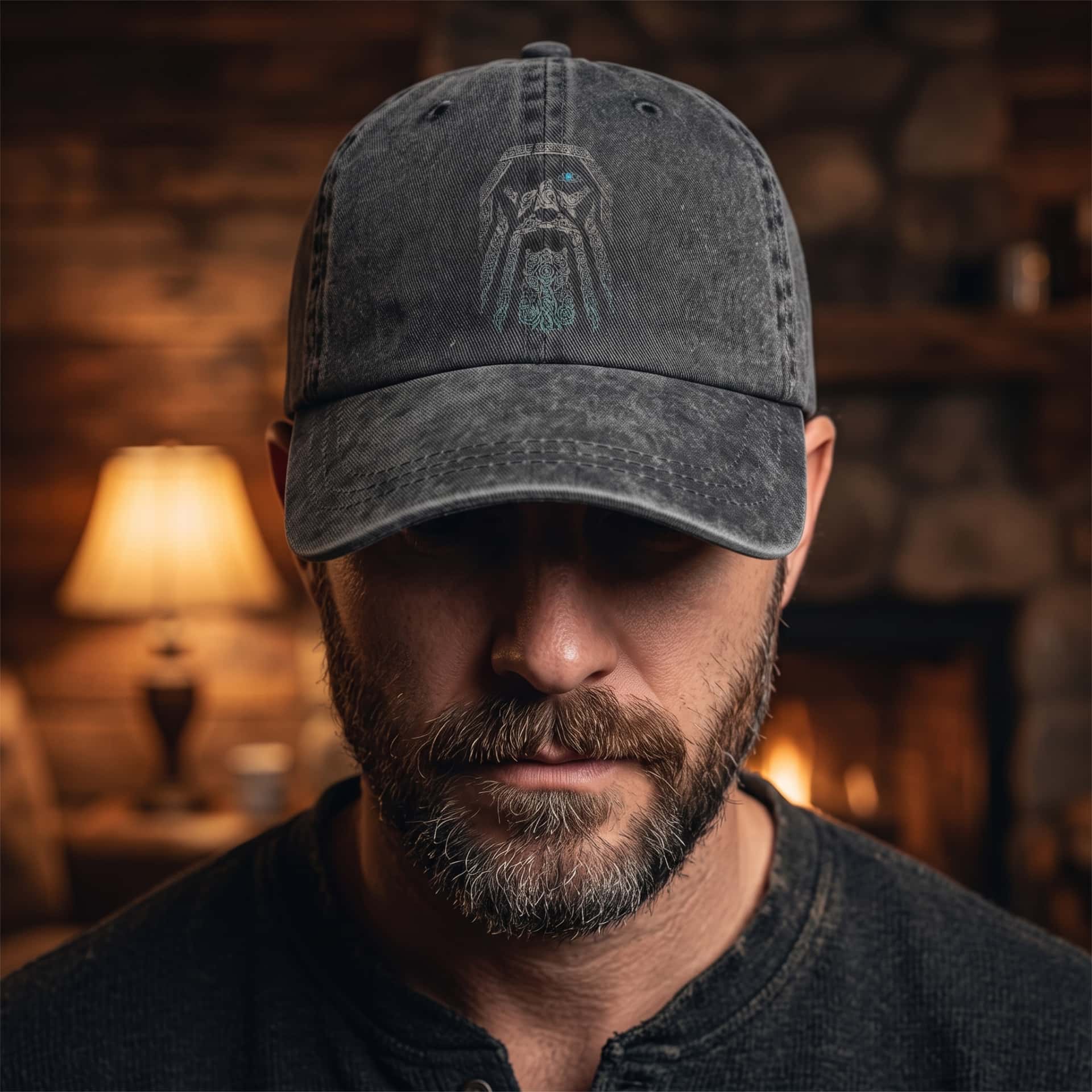 Homme portant la Casquette Viking Odin Délavée Gris