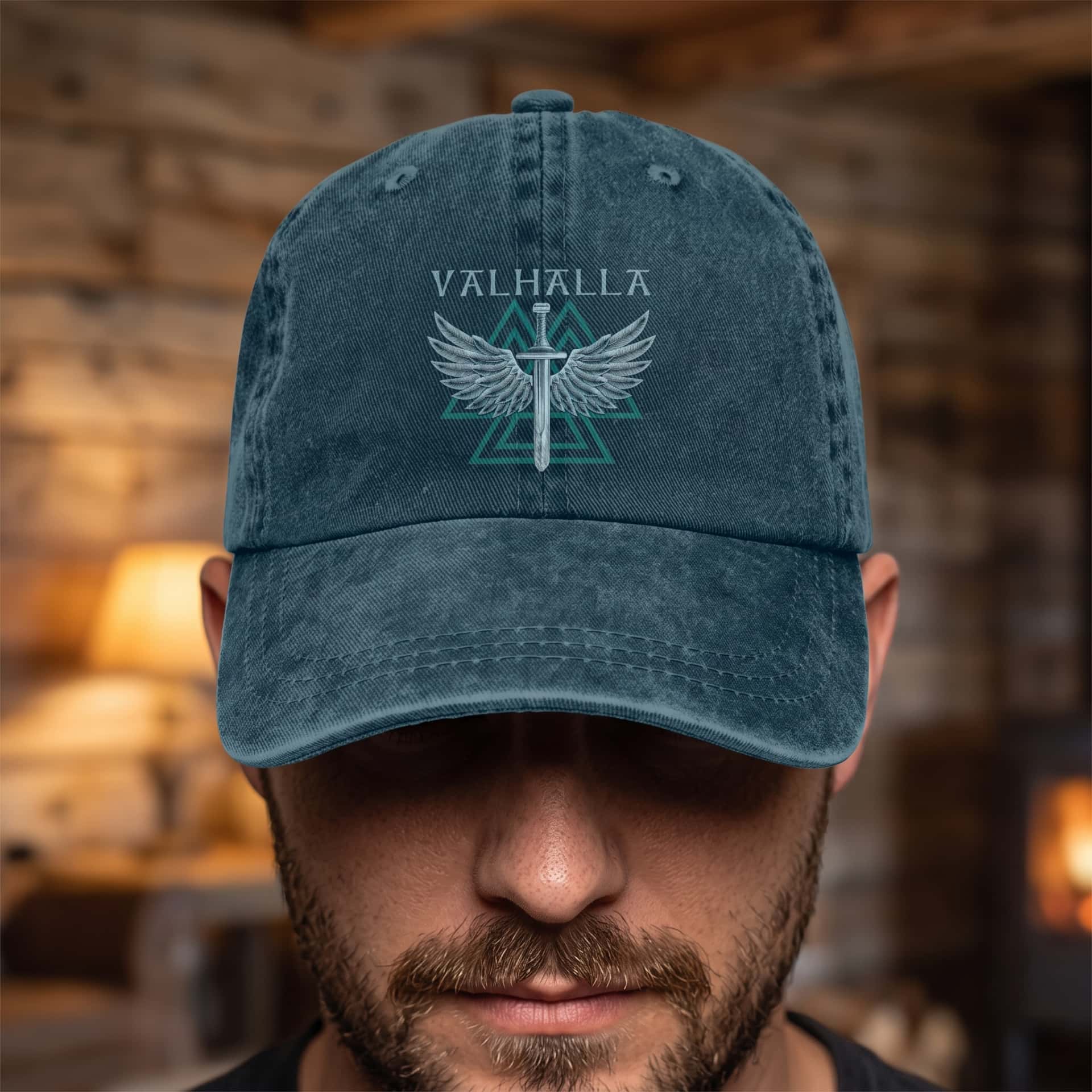 Homme portant la Casquette Viking Valhalla Délavée