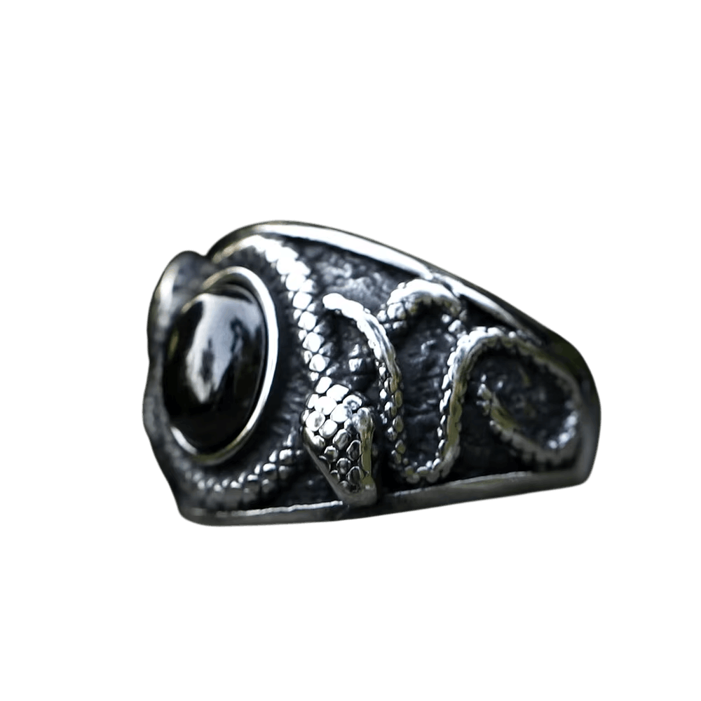 Chevalière en acier patiné, serpent aux écailles polies autour d'un cabochon (noire)