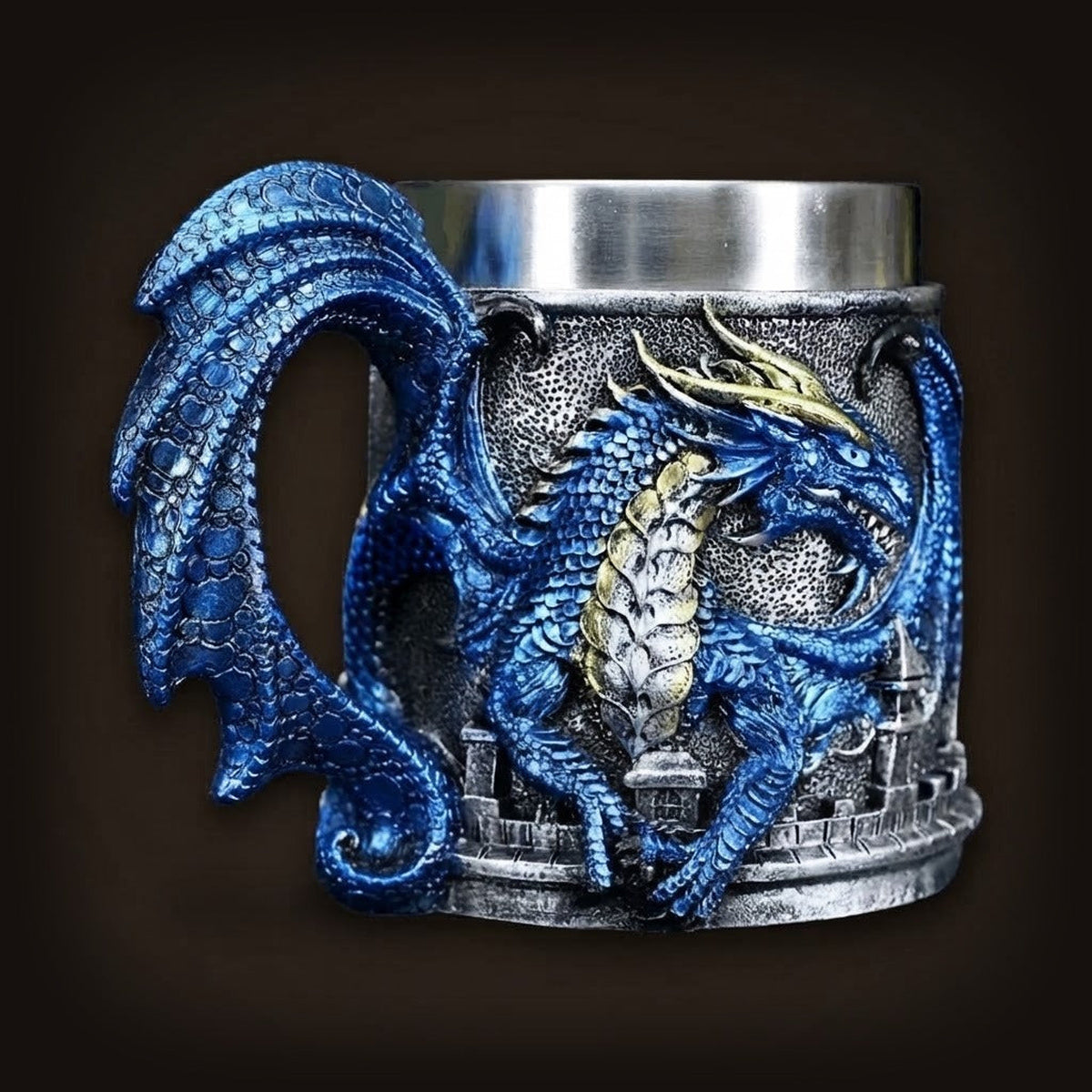 Chope dragon bleu lové sur un rempart crénelé, anse en aile de dragon ajourée et intérieur acier