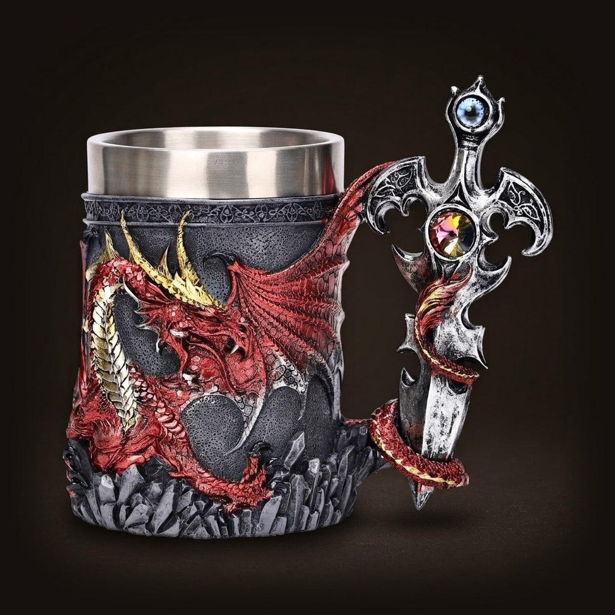 Chope au dragon rouge lové et anse en épée crucifère sertiée de gemmes