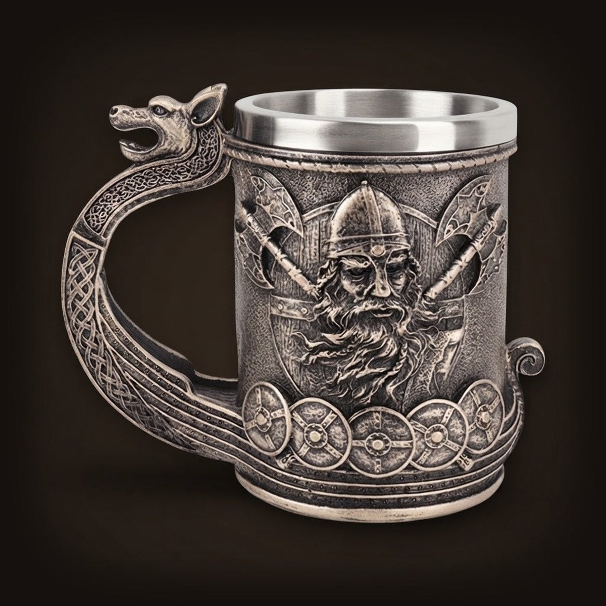 Chope viking en résine patinée façon bronze : guerrier casqué aux haches croisées sur une coque de drakkar bordée de boucliers, anse en tête de dragon, intérieur acier inoxydable