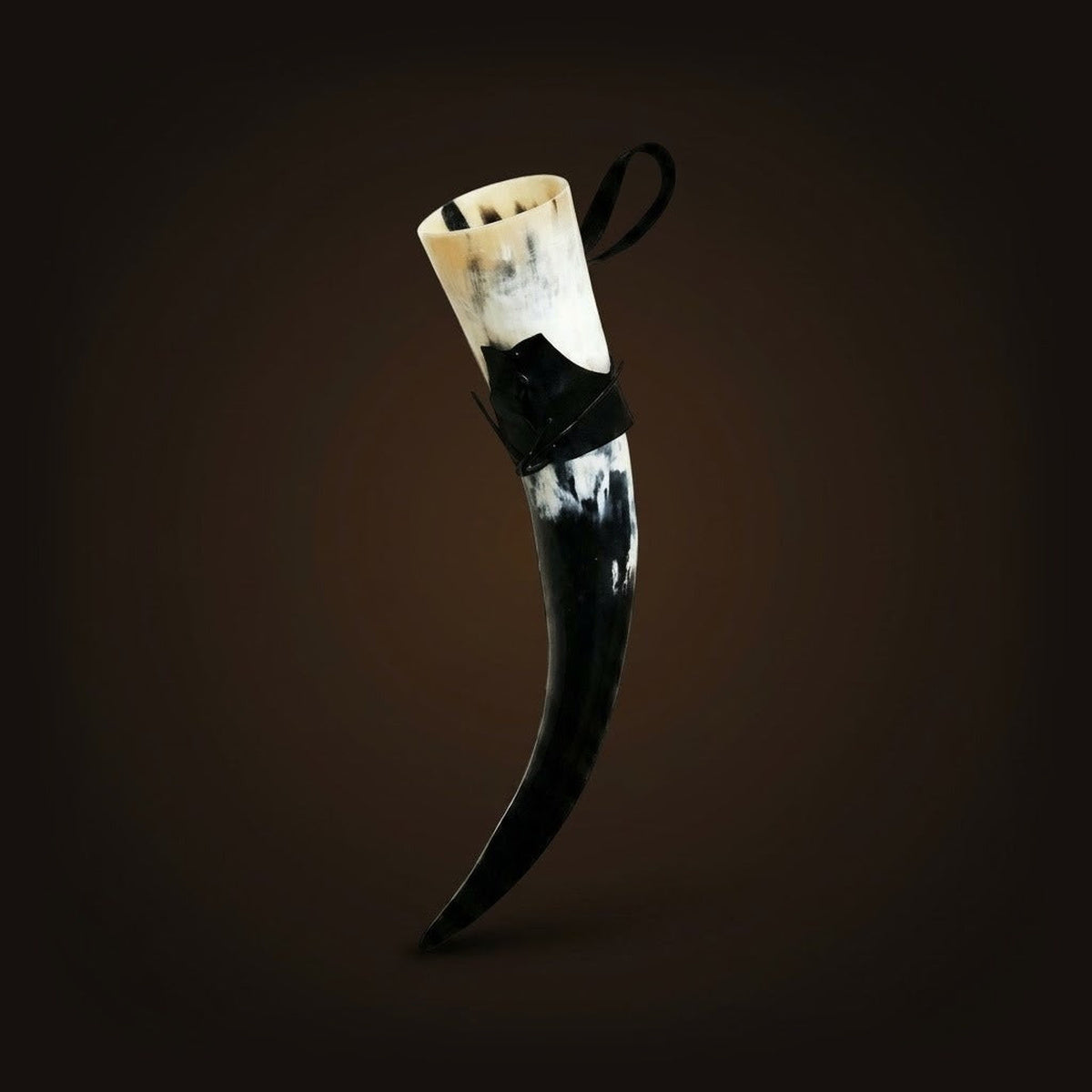 Chope viking en corne de bœuf artisanale, 380 ml, avec son étui de cuir noir et sa boucle de suspension