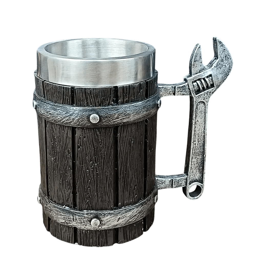 Chope viking imitation bois ébène sombre avec anse détaillée en forme de clé à molette aspect chrome vieilli. Mug pour mécanicien expert.