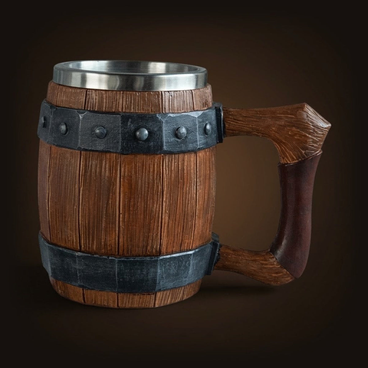 Chope viking imitation tonneau en bois avec cerclage effet fer. Mug isotherme pour bière style taverne.