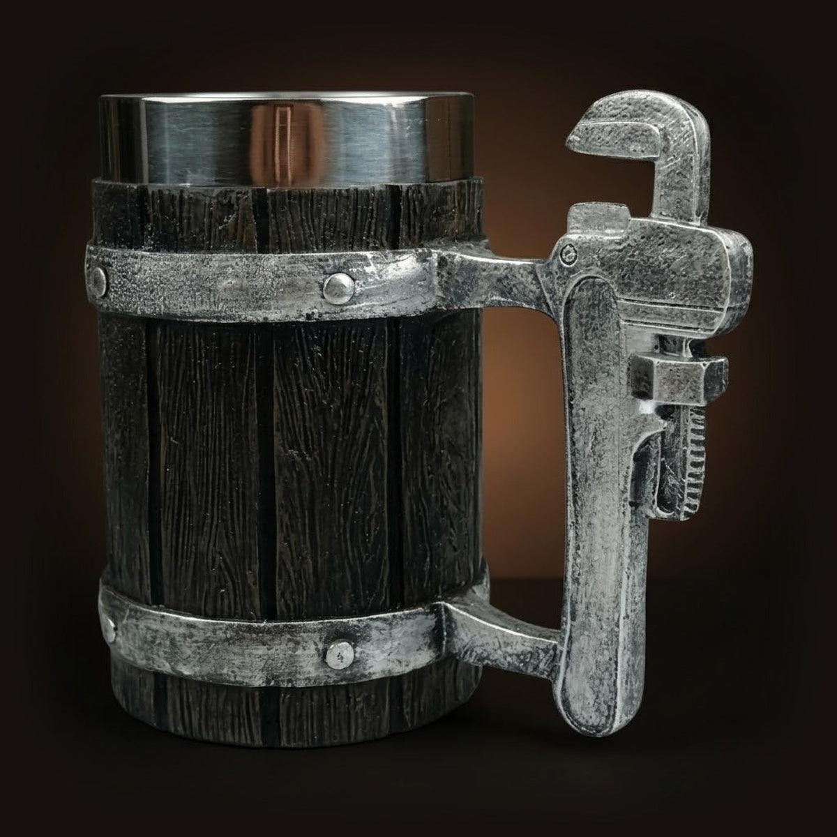 Chope viking tonneau imitation bois sombre avec anse sculptée en forme de clé à griffe (clé Stillson). Mug insolite pour plombier et tuyauteur.