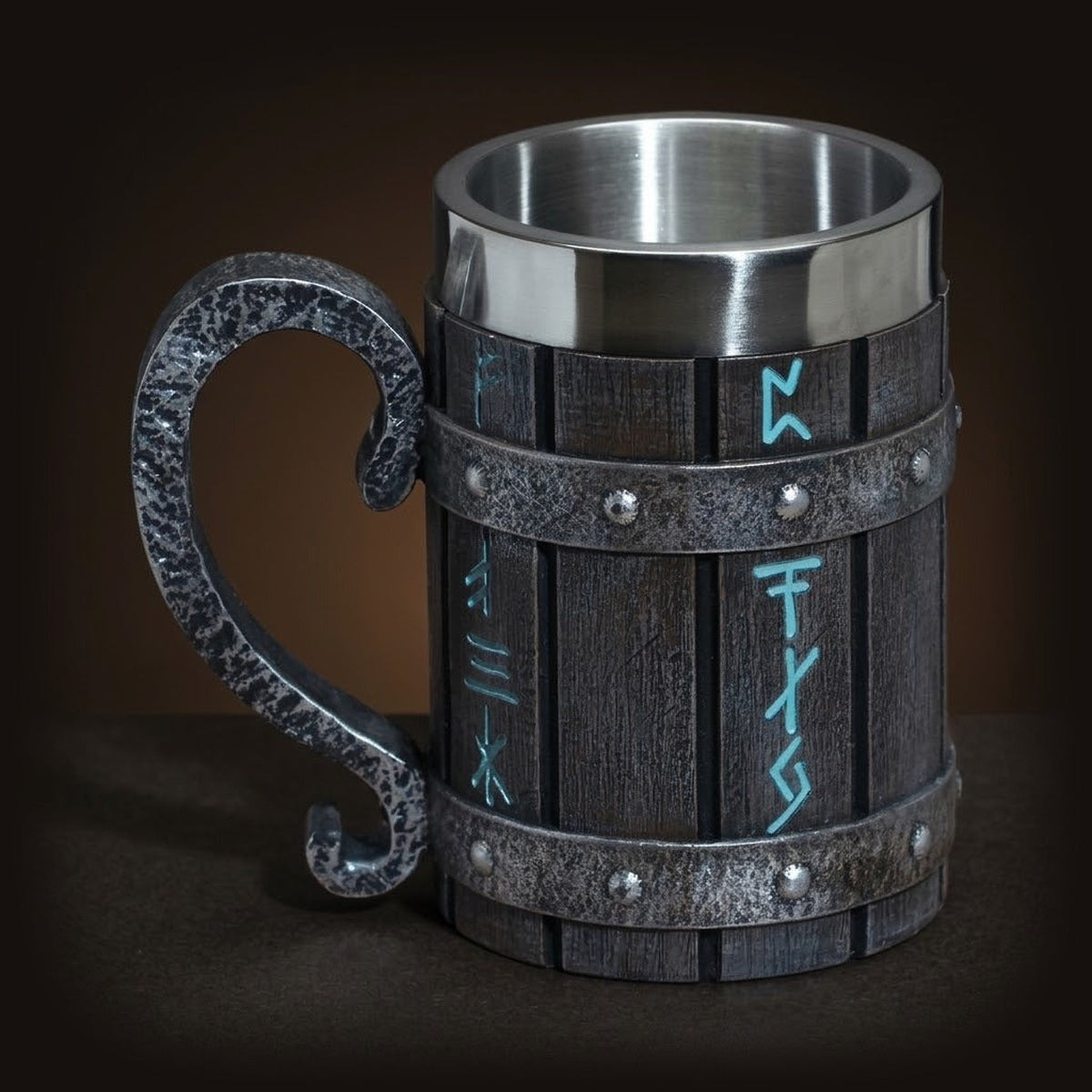 Chope viking style tonneau en métal et imitation bois, ornée de runes gravées luminescentes bleues. Intérieur en acier inoxydable et grande anse ciselée.