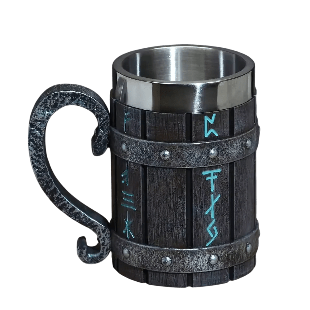 Chope viking style tonneau en métal et imitation bois, ornée de runes gravées luminescentes bleues. Intérieur en acier inoxydable et grande anse ciselée.