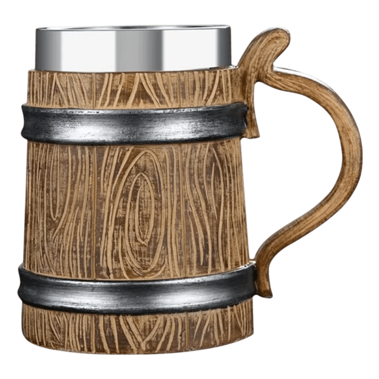 Chope viking traditionnelle imitation bois avec cerclage argent plat. Mug isotherme avec anse ergonomique courbée et repose-pouce sculpté.