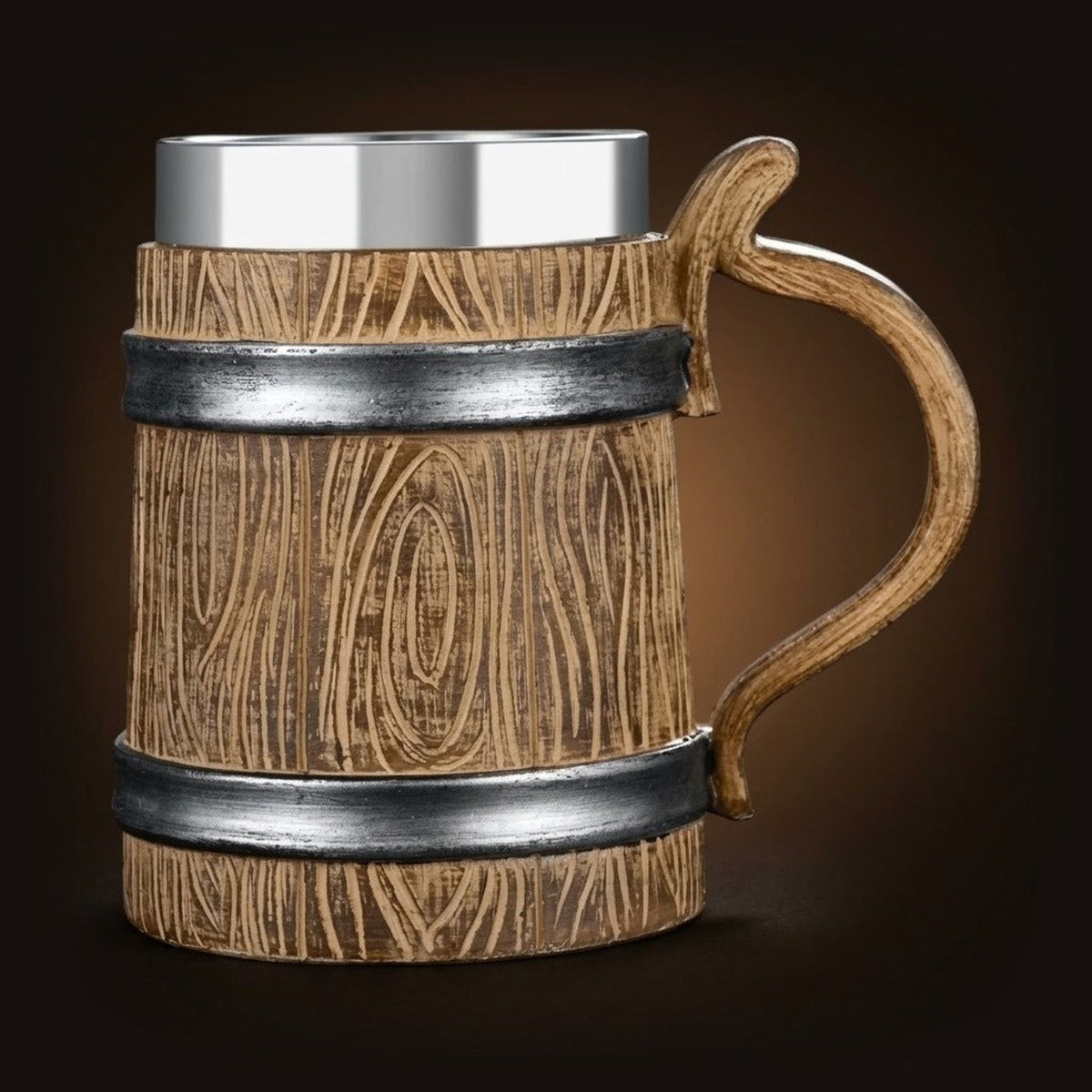 Chope viking traditionnelle imitation bois avec cerclage argent plat. Mug isotherme avec anse ergonomique courbée et repose-pouce sculpté.