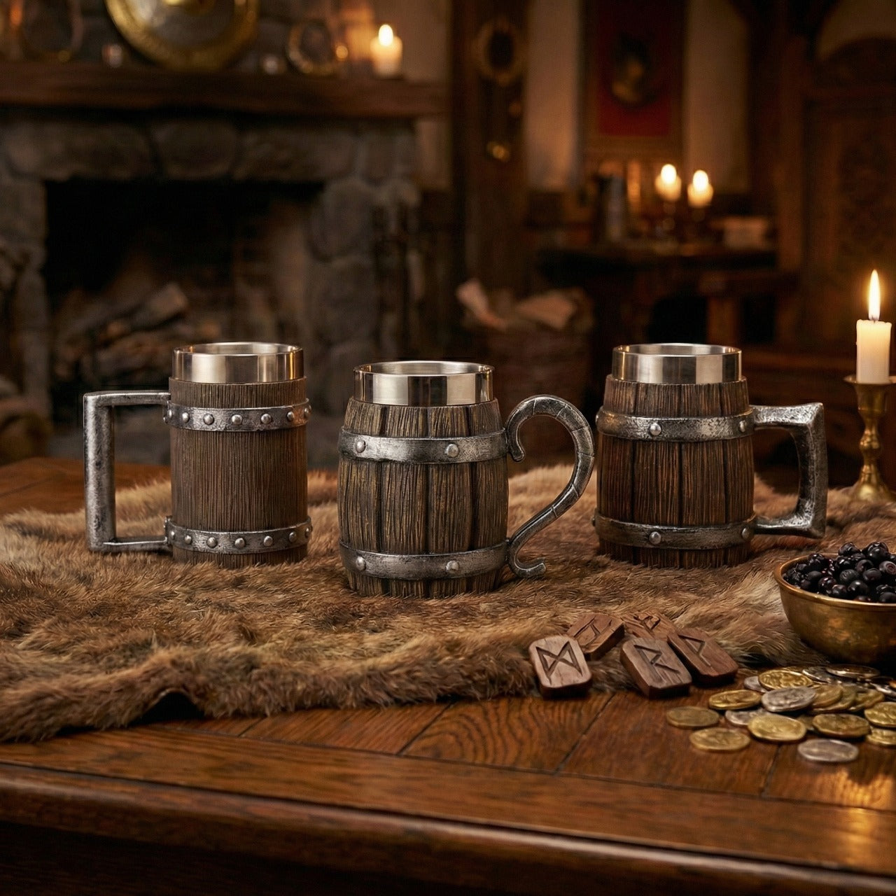 Assortiment de chopes Viking en bois sombre avec cerclages métalliques rivetés, posées sur fourrure avec runes et pièces, décoration viking authentique.