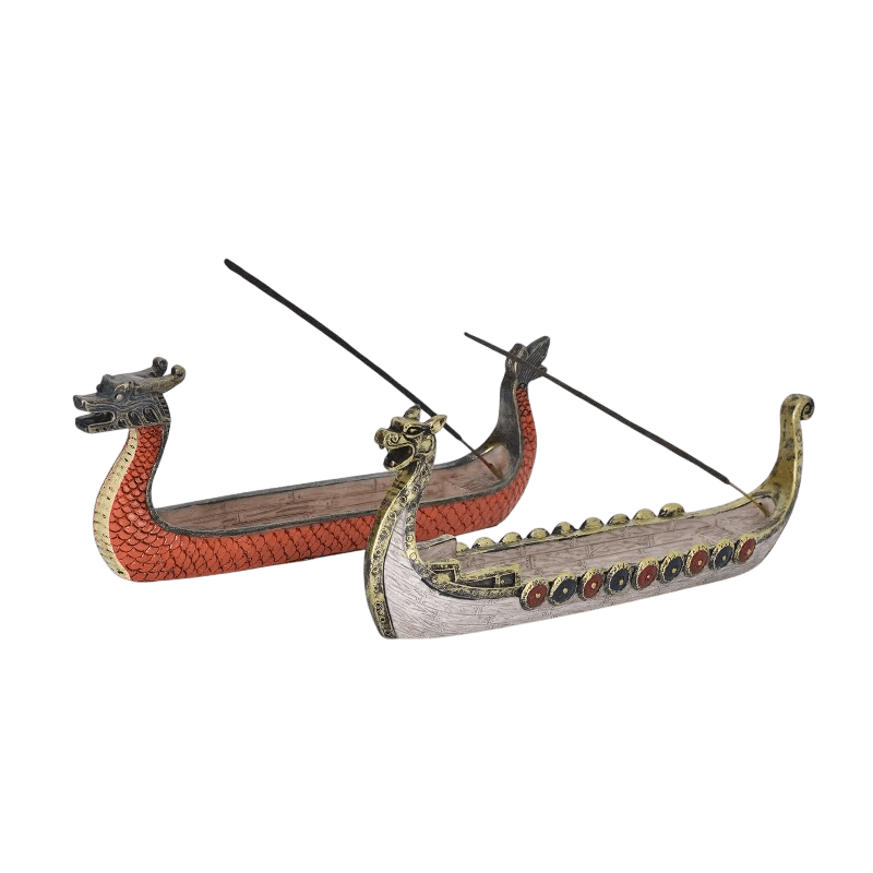 Présentation de la gamme de drakkars dragons en rouge et blanc, objets de décoration viking et porte-encens.