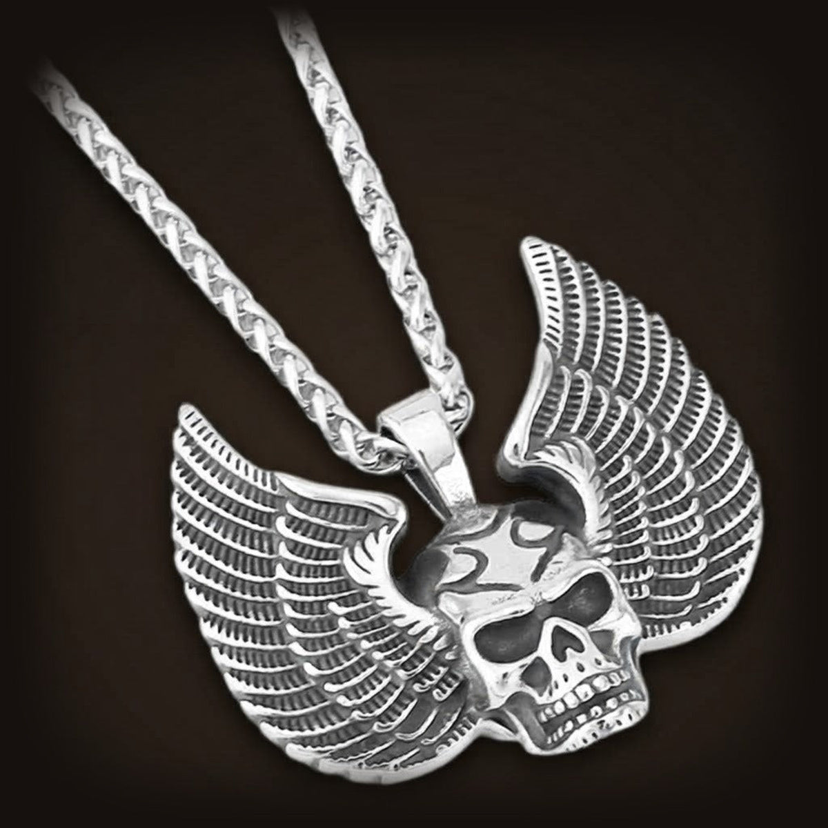 Pendentif crâne ailé en acier inoxydable, plumage ciselé