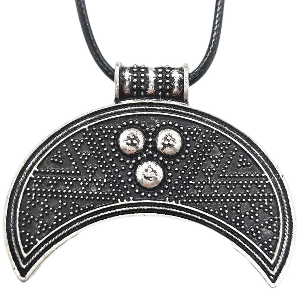 Pendentif lunule en croissant, décor granulé en chevrons et trois perles en triangle, finition argent vieilli