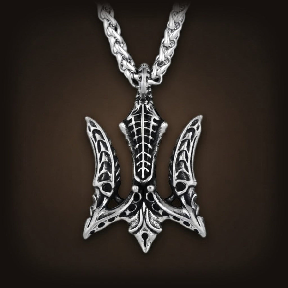 Pendentif trident en acier inoxydable, trois branches recourbées et hampe nervurée