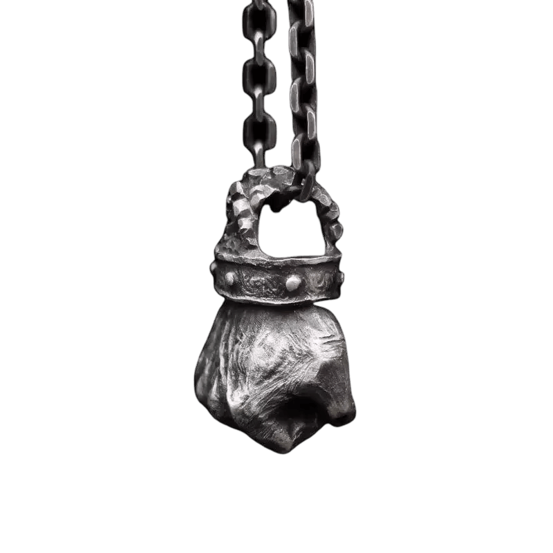 Pendentif poing fermé en acier inoxydable patiné, bande cloutée au poignet et chaîne forçat