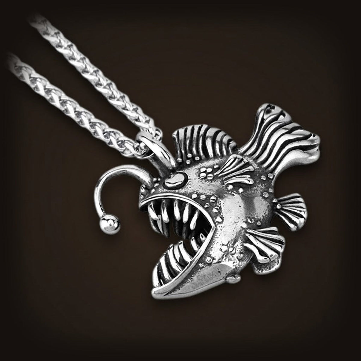 Pendentif poisson des abysses en acier inoxydable, dents et nageoires ciselées
