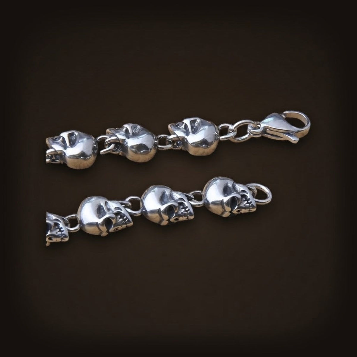 Détail des maillons en forme de crânes et du fermoir mousqueton du collier viking en acier.