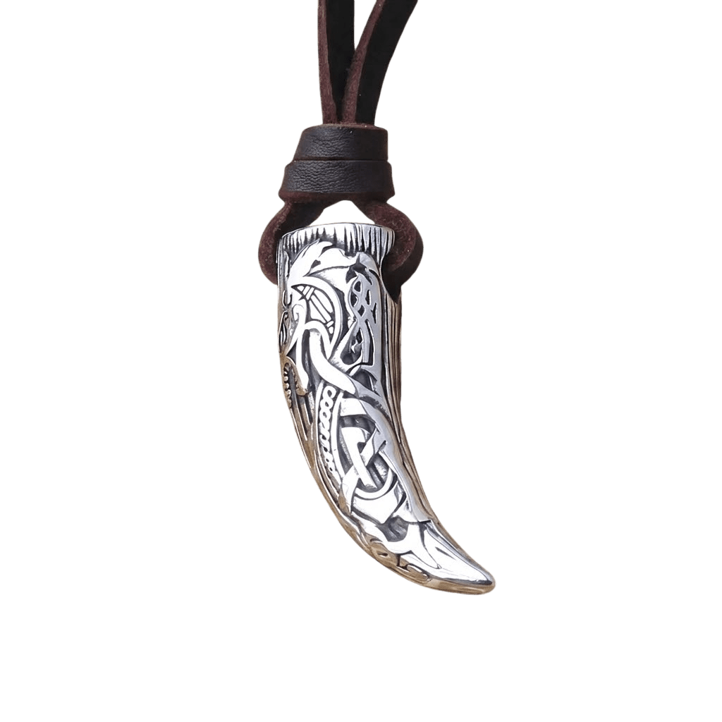 Pendentif viking en forme de dent de loup avec gravures d'entrelacs nordiques sur lanière en cuir brun.
